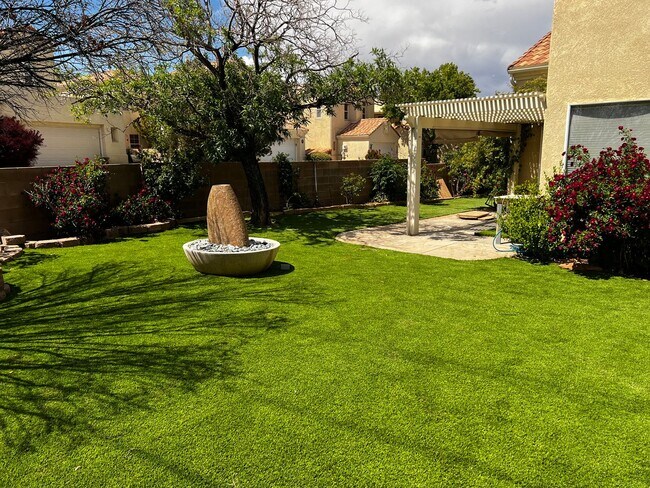 Building Photo - Gate community charming two bedroom two ba...