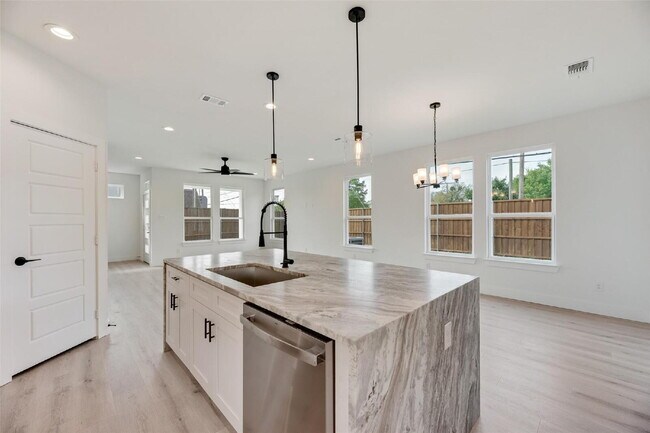 Building Photo - 2330 Fairfax Dr
