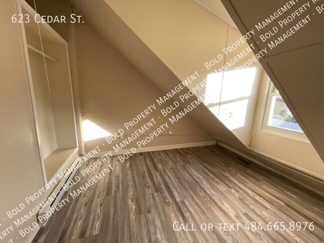 Building Photo - 623 Cedar St