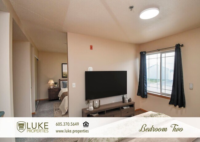 Building Photo - 138 N Sycamore Ave