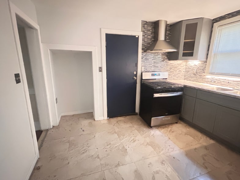 Building Photo - 2454 Virginia Park St