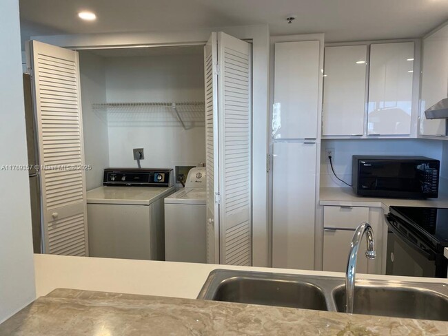 Building Photo - 540 Brickell Key Dr