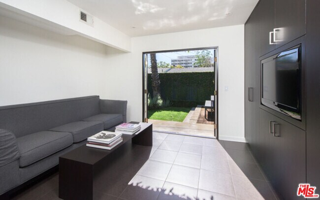 Building Photo - 8842 Dorrington Ave