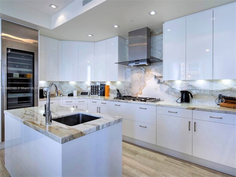 Building Photo - 17749 Collins Ave