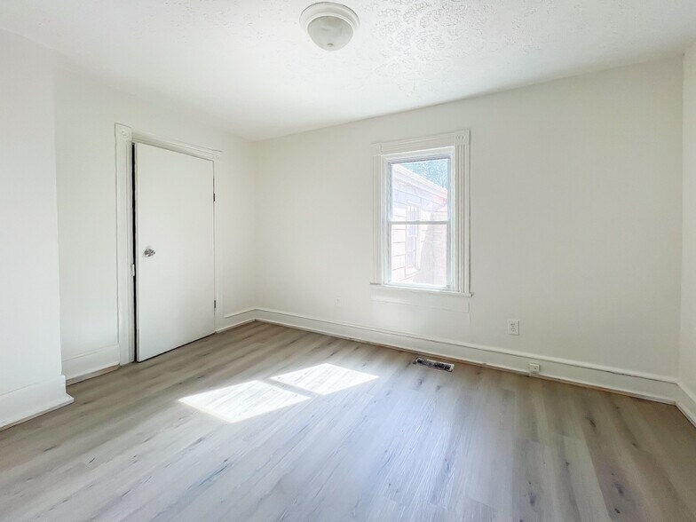 Building Photo - 1005 Maplewood Ave