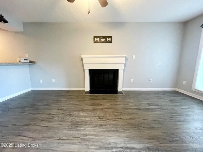 Building Photo - 302 Cres Spring Dr
