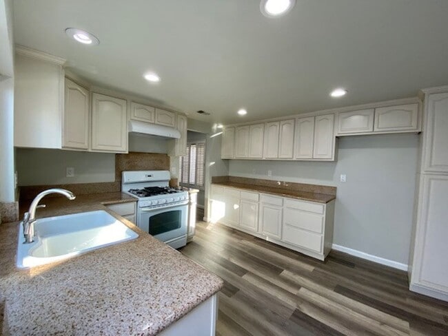 Building Photo - 3 Bed 2 Bath in Gated Beach Community-A must see Home