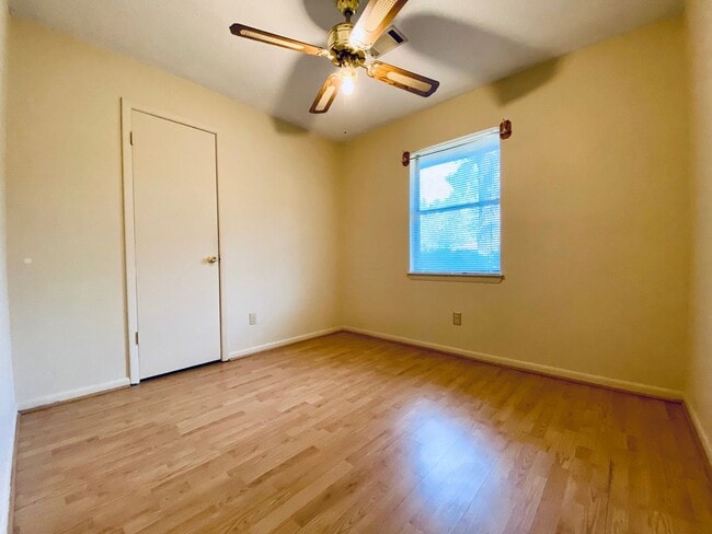 Building Photo - AVAILABLE OCTOBER 2025  [PET FRIENDLY]