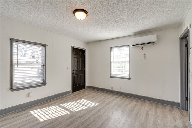 Building Photo - 2004 Wilson St