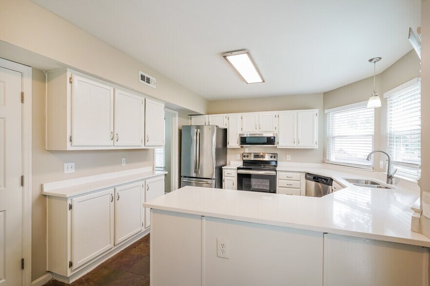 Building Photo - 104 Northlake Dr