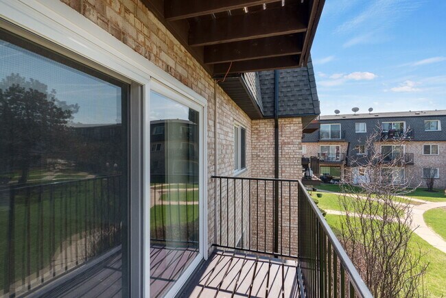 Building Photo - 9446 Bay Colony Dr