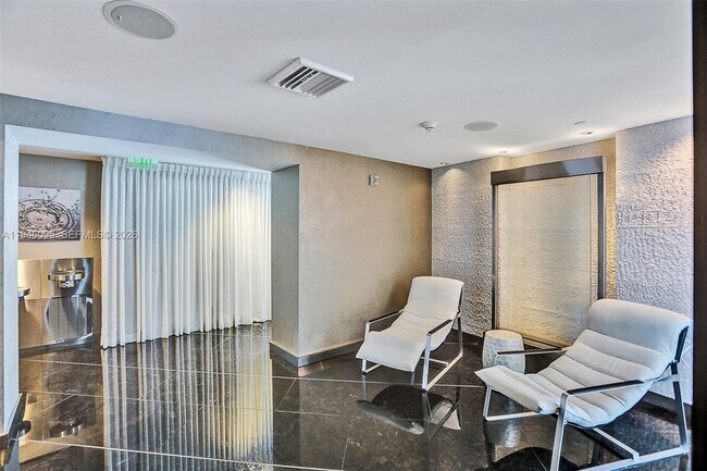 Building Photo - 17001 Collins Ave