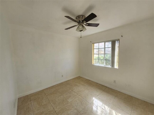 Building Photo - 8722 SW 21st Ct