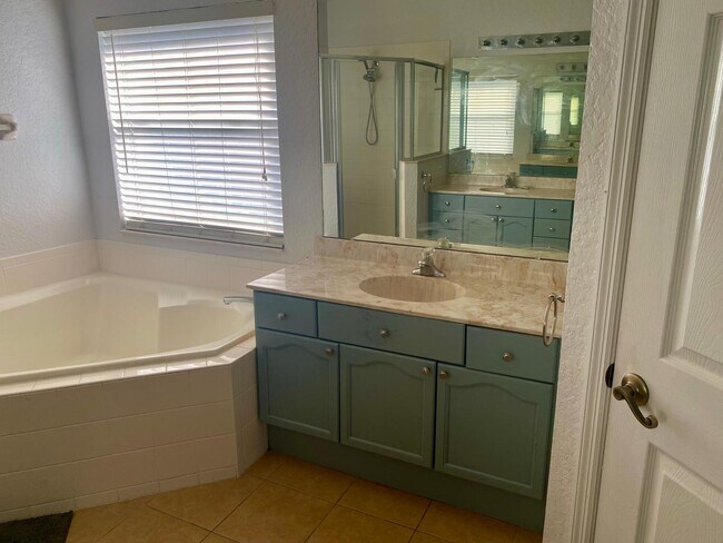 Building Photo - 2914 River Birch Dr