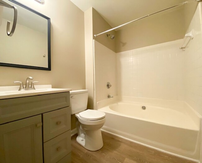 Building Photo - Quiet Neighborhood  3 bedroom, 2 bath, 1 c...