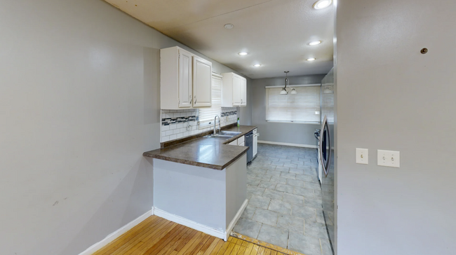 Building Photo - 1122 Ferndale St N