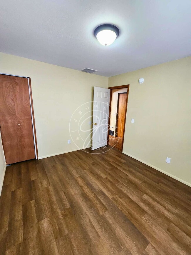 Building Photo - "Charming 2-Bedroom Retreat with Spacious 1000 Sq Ft in Toledo – Ideal for Comfortable Living!"