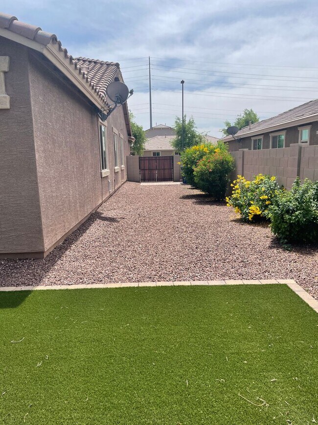 Building Photo - 5 Bedroom/3 Bath Home in Chandler!