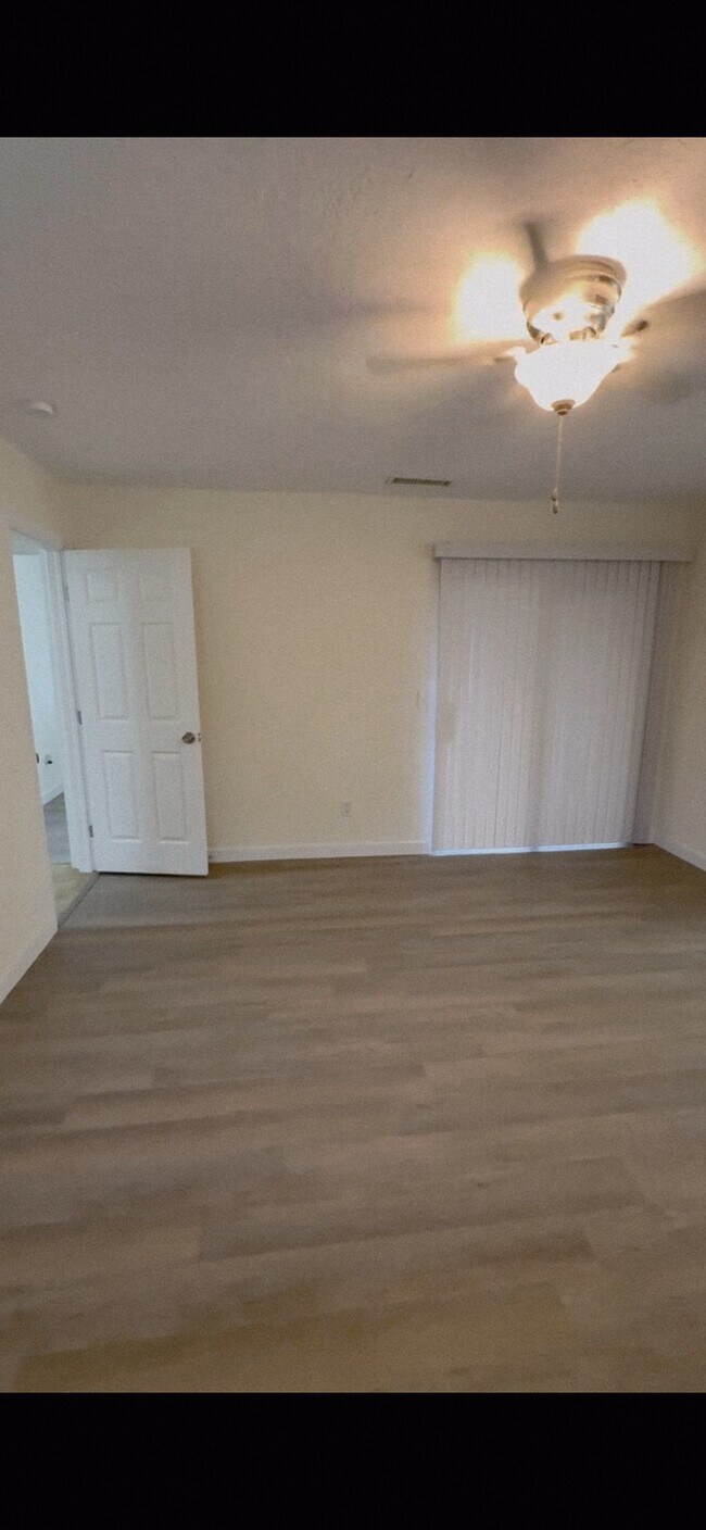Building Photo - 121 Springwind Way