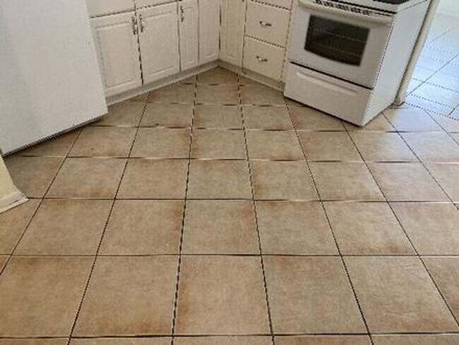 Building Photo - Excellent 2/1 Duplex in Desirable Area