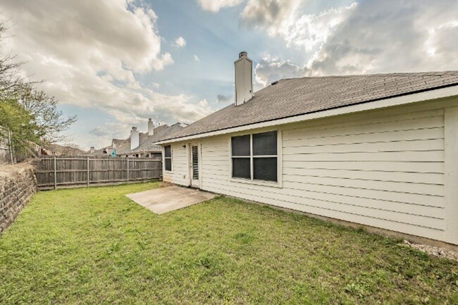 Building Photo - 9916 Channing Rd