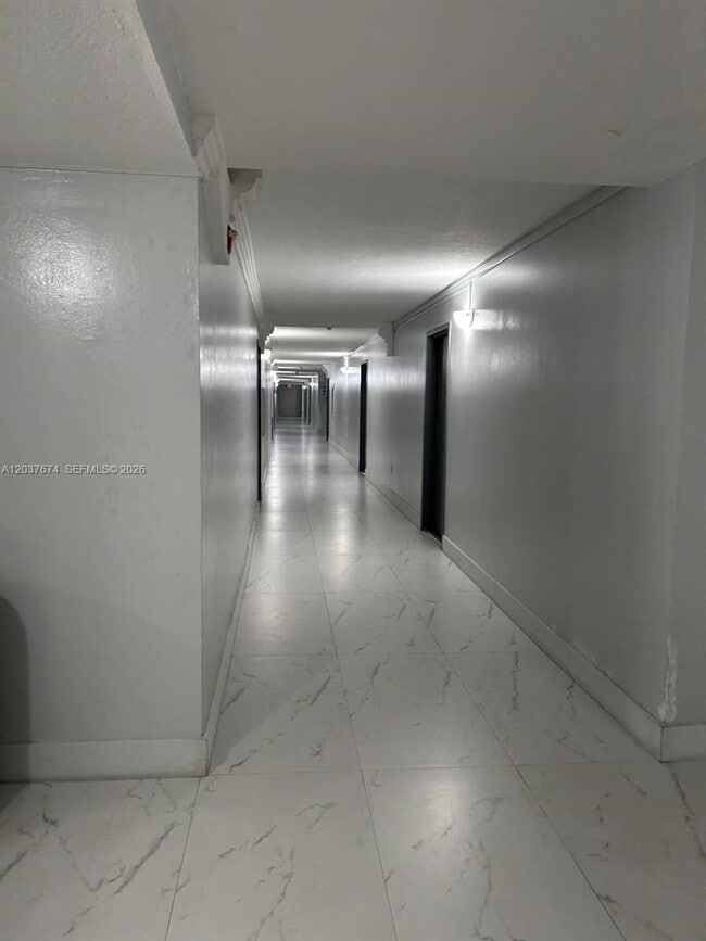 Building Photo - 9320 Fontainebleau Blvd