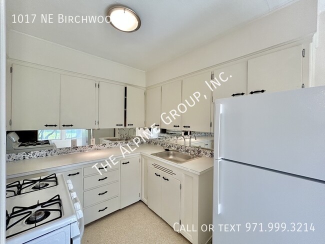 Building Photo - 1017 NE Birchwood Dr