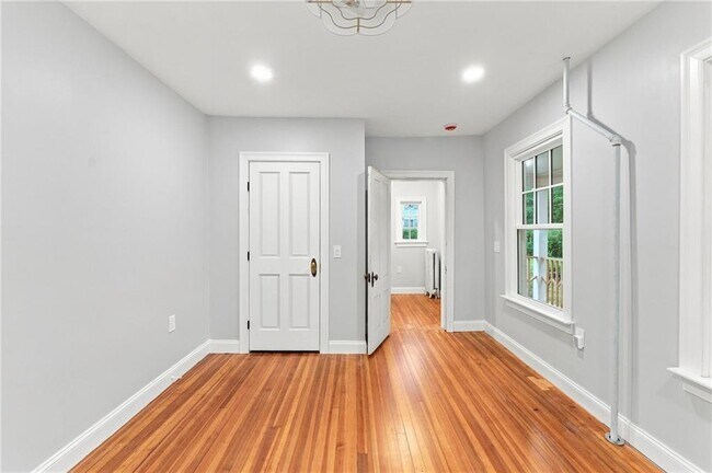 Building Photo - 1552 Kingstown Rd