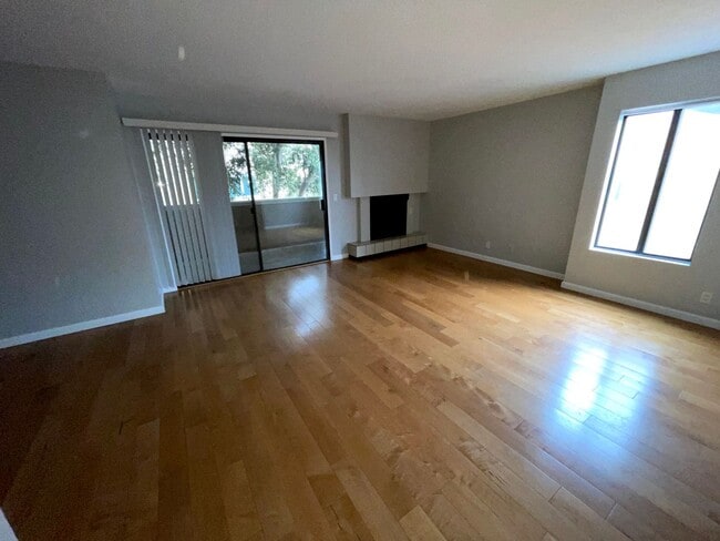 Building Photo - $2750 LARGE 2 BEDROOM CONDO NEAR 4TH ST. W/ PARKING