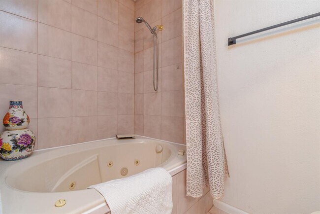 Building Photo - 2011 Spenwick Dr