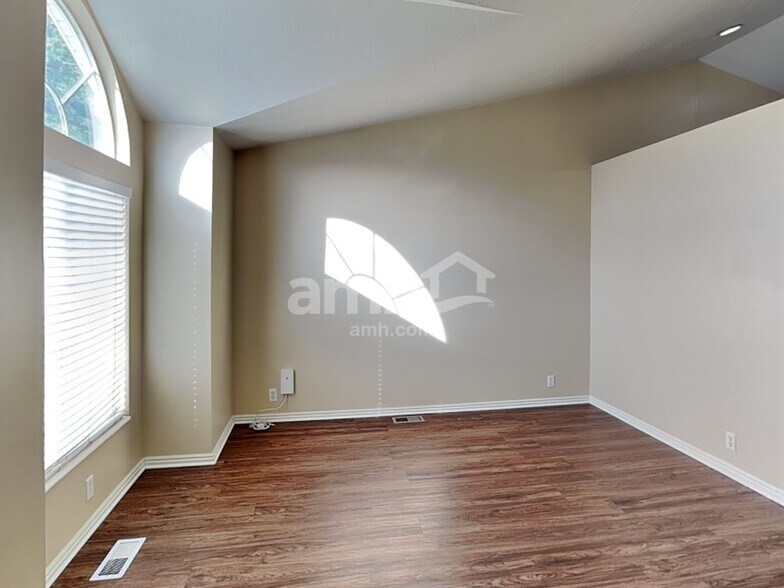 Building Photo - 1872 W Sir Charles Dr