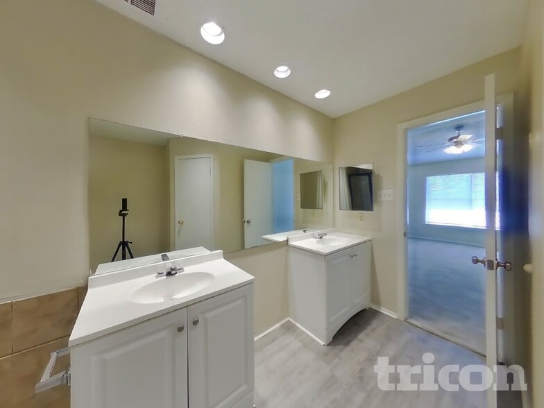 Building Photo - 10526 Kinderhook Dr