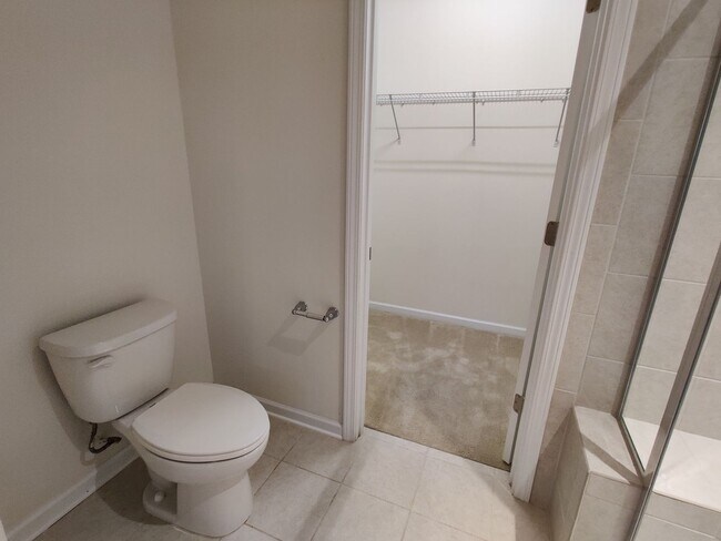 Building Photo - 4 Bedroom, 2.5 Bath Townhome in Savannah Townhomes