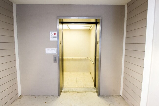 Building Photo - Oxford Terrace II: 4/4 luxury apartment just 3 blocks from UF & 1 block from Sorority Row. Now Re...