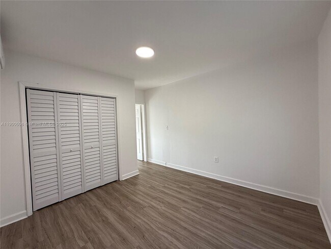 Building Photo - 1120 NW 32nd Ct