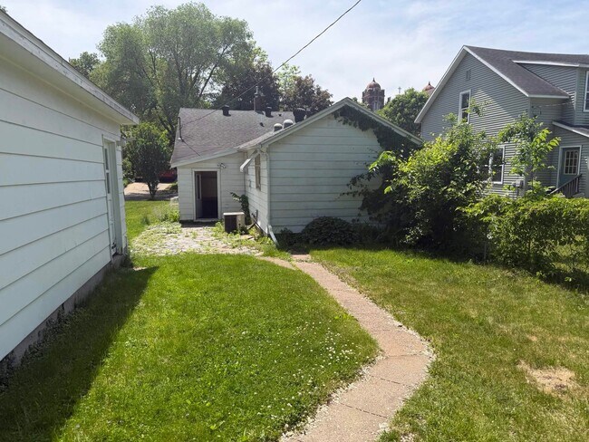 Building Photo - 911 2nd Ave