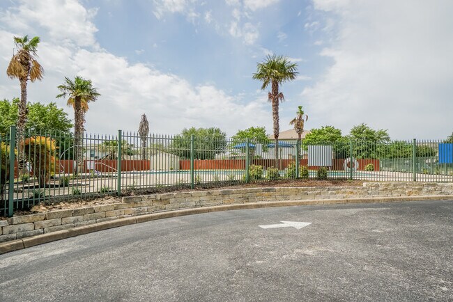 Building Photo - 930 Amber Knoll