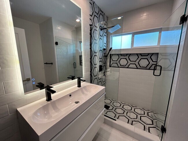 Building Photo - Newly Renovated 4 bed house! (Lease out, pending signatures. Check back in a few days!)