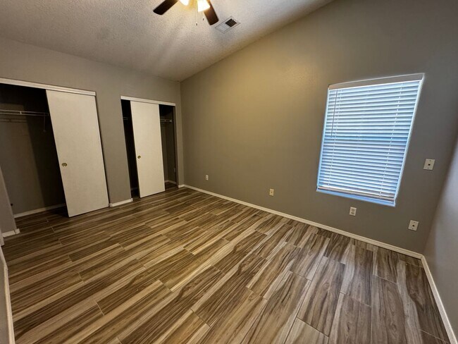 Building Photo - 3 Bedroom 2 Bath Home