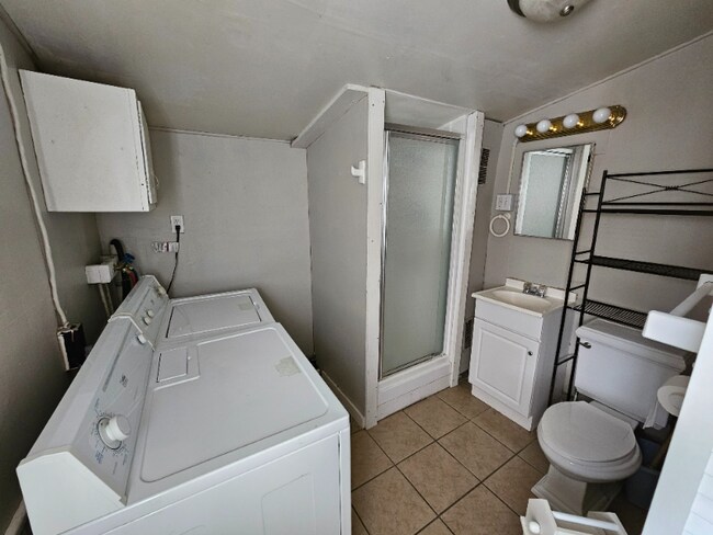 Building Photo - 214 N Vine St