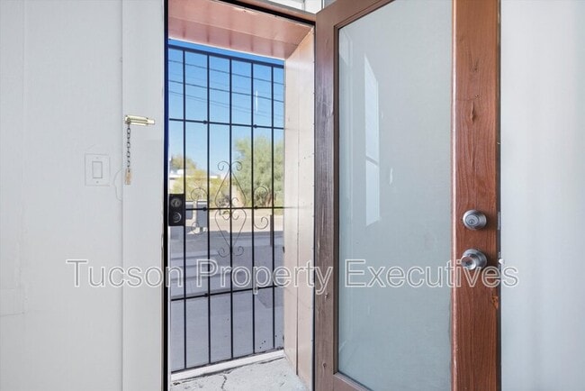 Building Photo - 837 S 8th Ave