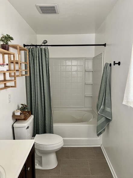 Master Bathroom - 2002 Claybourne Ct