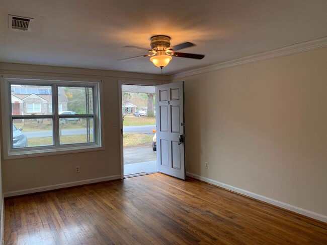 Building Photo - Two Bed Duplex Near Avondale! Great location!