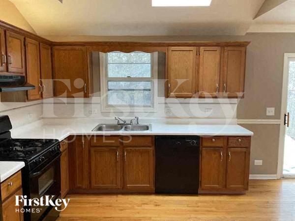 Building Photo - 28W560 Bolles Ave