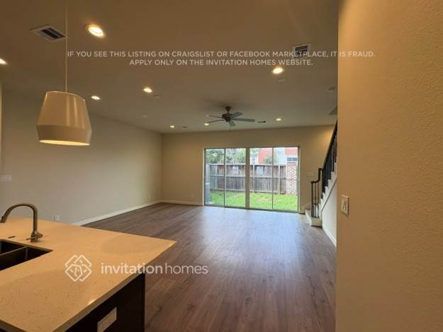Building Photo - 10406 Executive Lake Dr