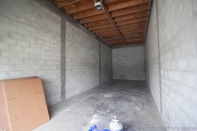 Building Photo - 1650 NE 44th St