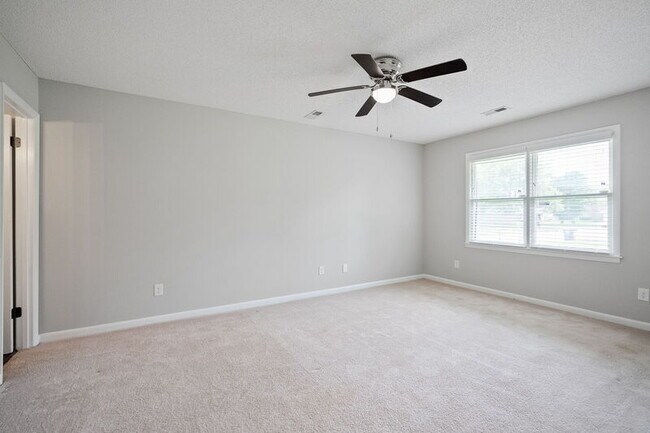 Building Photo - 1028 SE Kinsey Dr