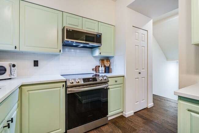 Building Photo - RENOVATED 3 BED, 3 BATH KIRKLAND TOWNHOME W GARAGE & EASY COMMUTE!