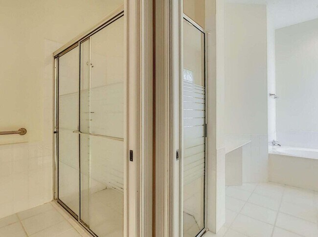 Building Photo - 8533 SE Palm Hammock Ln