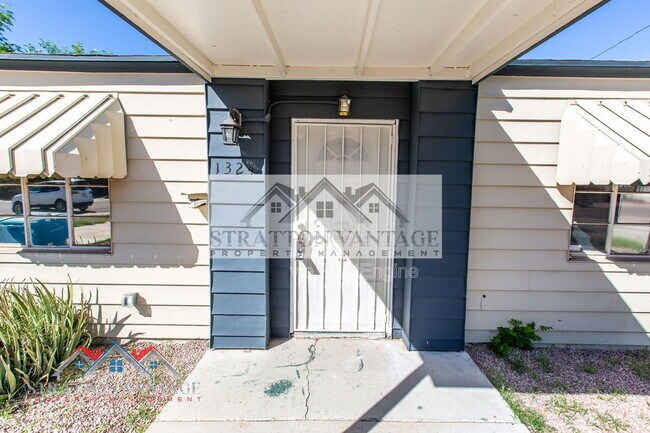 Building Photo - 1324 W Clarendon Ave